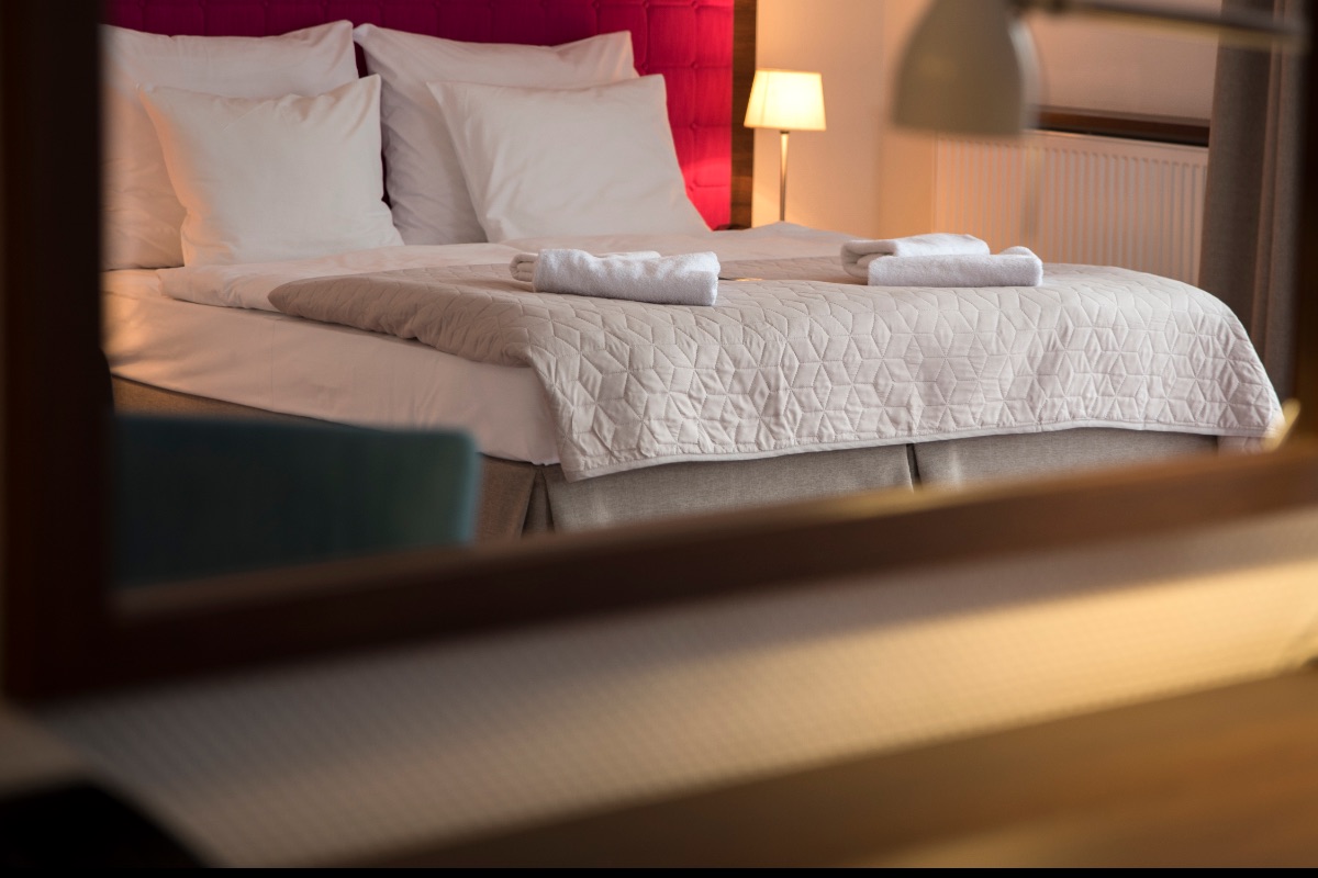 Łóżko odbite w lustrze w apartamencie Flinski